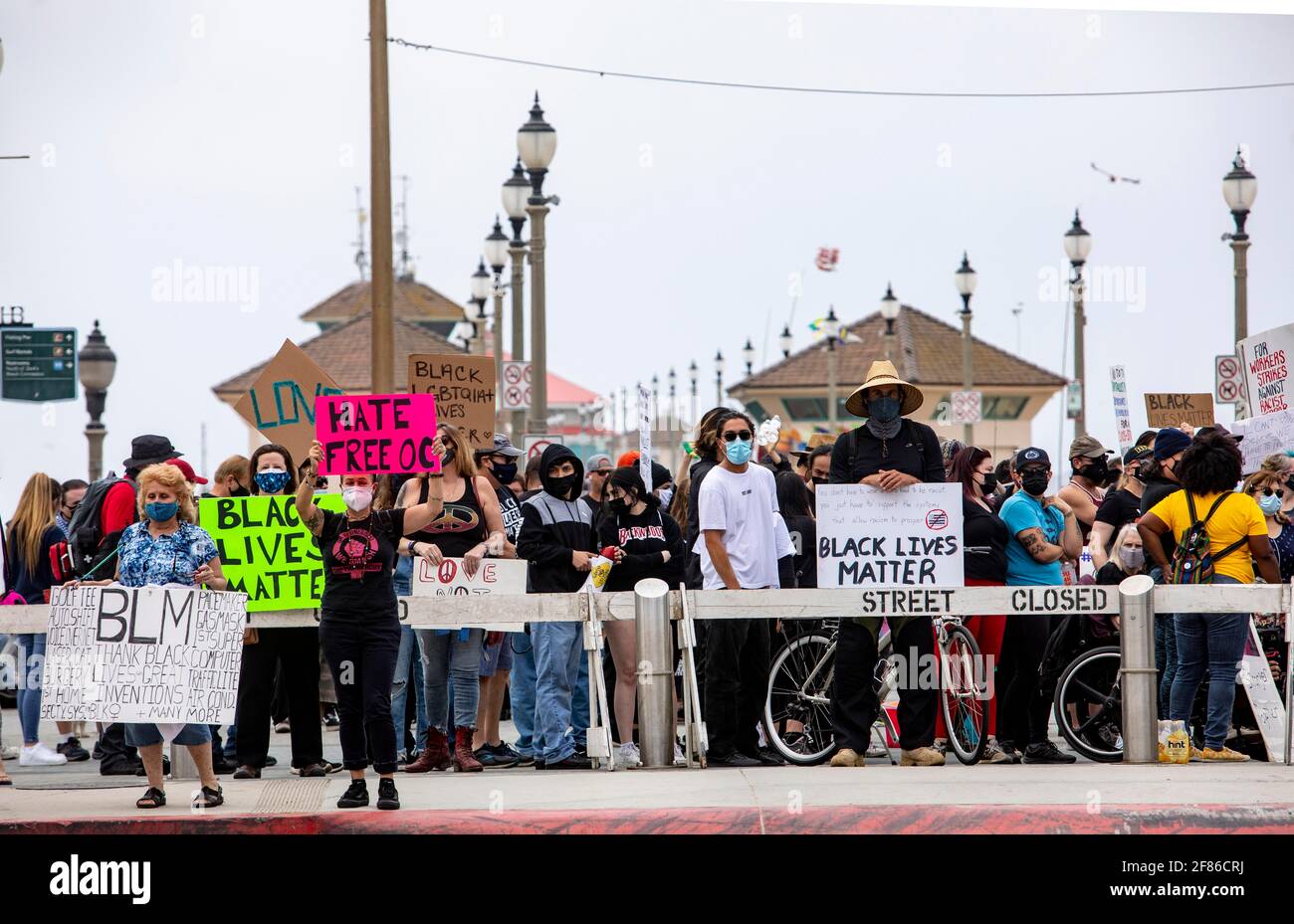 Los Angeles, Californie, États-Unis. 11 avril 2021. Quelques centaines de personnes se sont manifestées contre un rassemblement prévu de White Lives Matter sur la jetée de Huntington Beach. Credit: Jill Connelly/ZUMA Wire/Alay Live News Banque D'Images