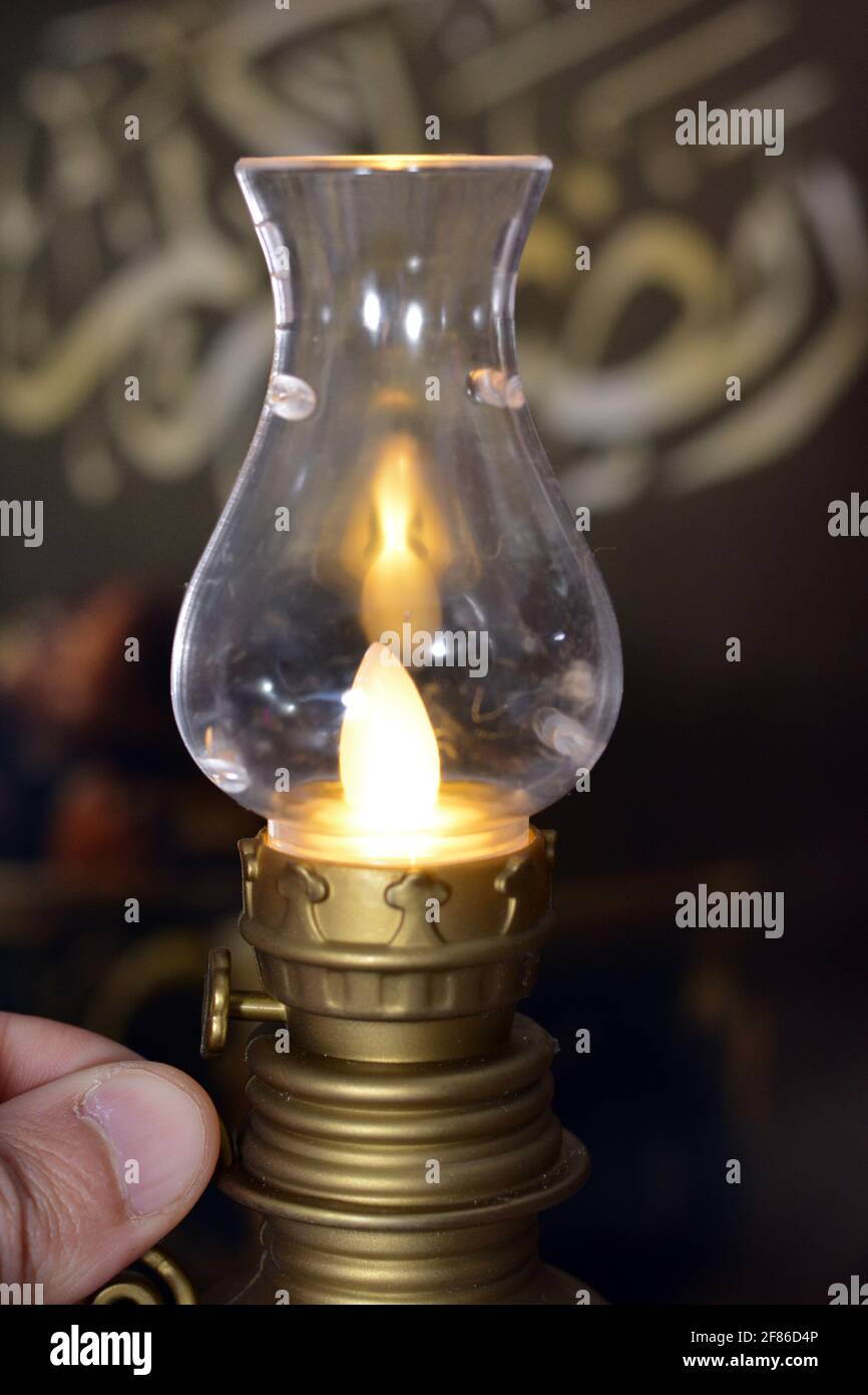 Lanterne de Ramadan lampes à huile de Fanoos avec un fond flou de mots arabes Ramadan Kareem qui signifie généreux et béni Ramadan. Latern islamique Banque D'Images