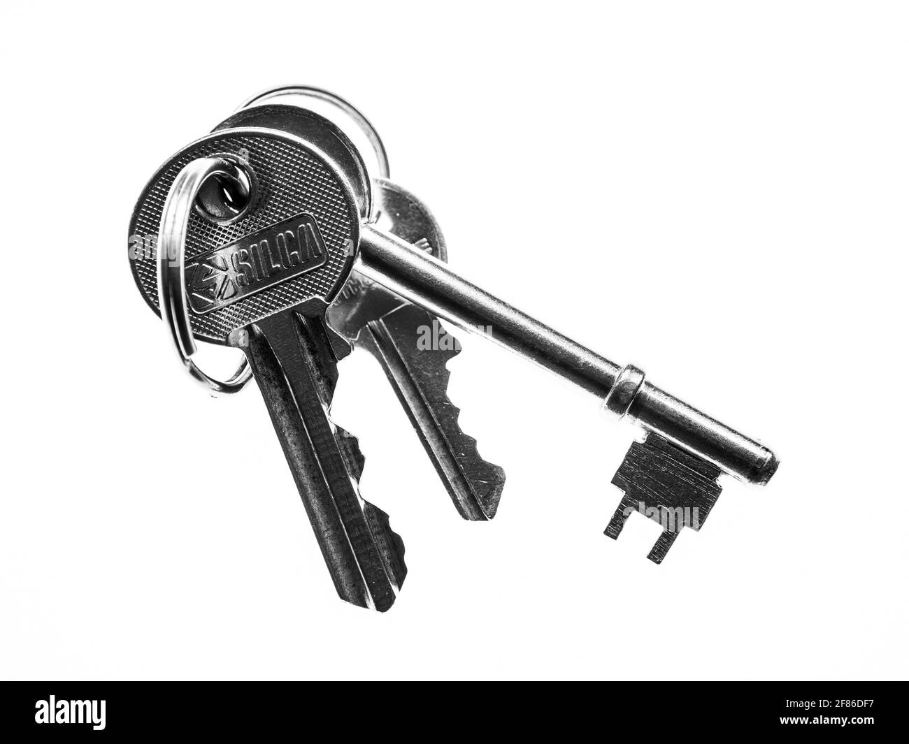MANCHESTER, ROYAUME-UNI - 28 mars 2021 : jeu de trois clés de porte sur un porte-clés sur fond blanc avec espace de copie Banque D'Images