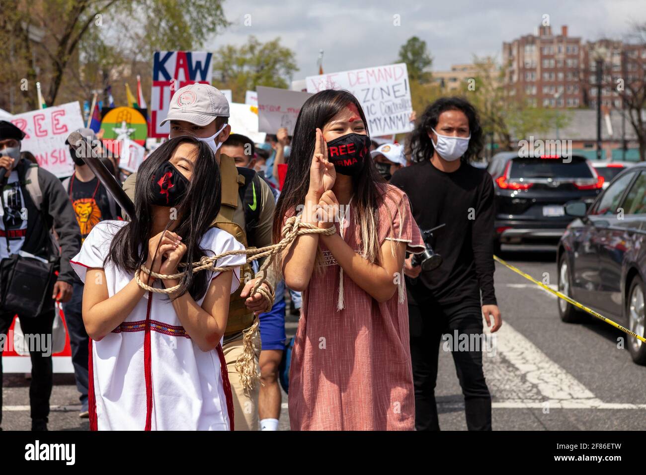 Les manifestants répromulguant les abus des manifestants par l'armée birmane rejoignent des centaines de personnes qui marchent contre le récent coup d'État militaire du pays. Banque D'Images