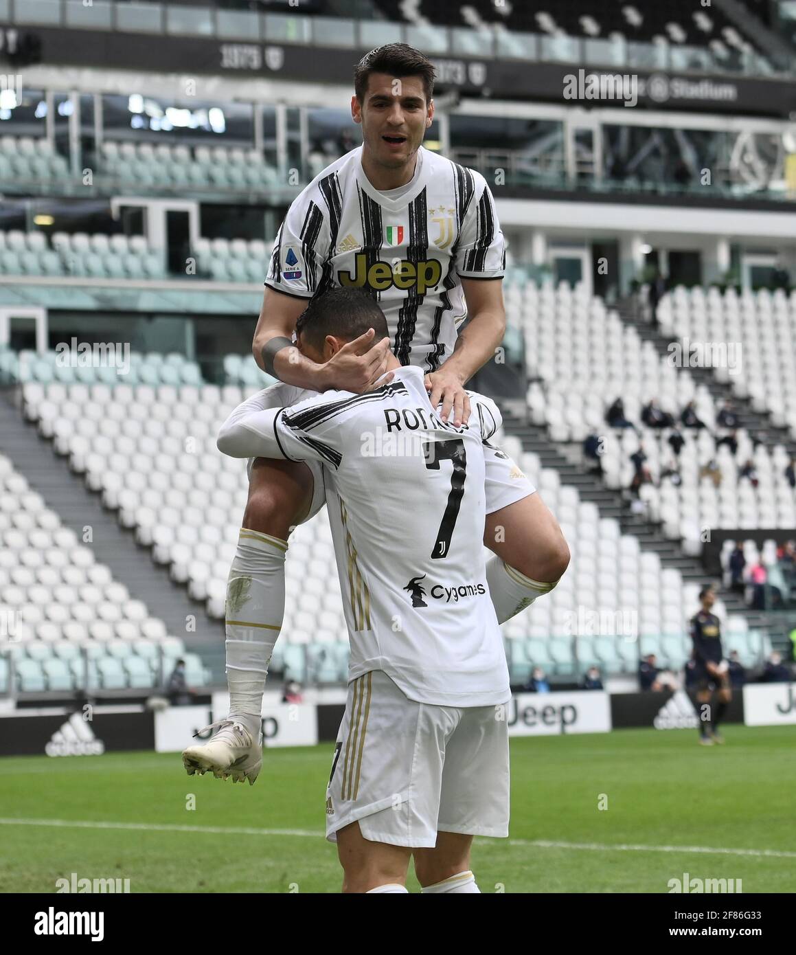 Turin, Italie. 11 avril 2021. Alvaro Morata du FC Juventus (haut) célèbre son but avec son coéquipier Cristiano Ronaldo lors d'une série DE matchs de football entre le FC Juventus et Gênes à Turin, en Italie, le 11 avril 2021. Credit: Federico Tardito/Xinhua/Alamy Live News Banque D'Images