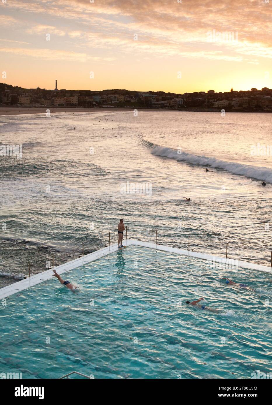 Lever du soleil à la piscine Bondi Icebergs à Bondi, Sydney, Australie Banque D'Images