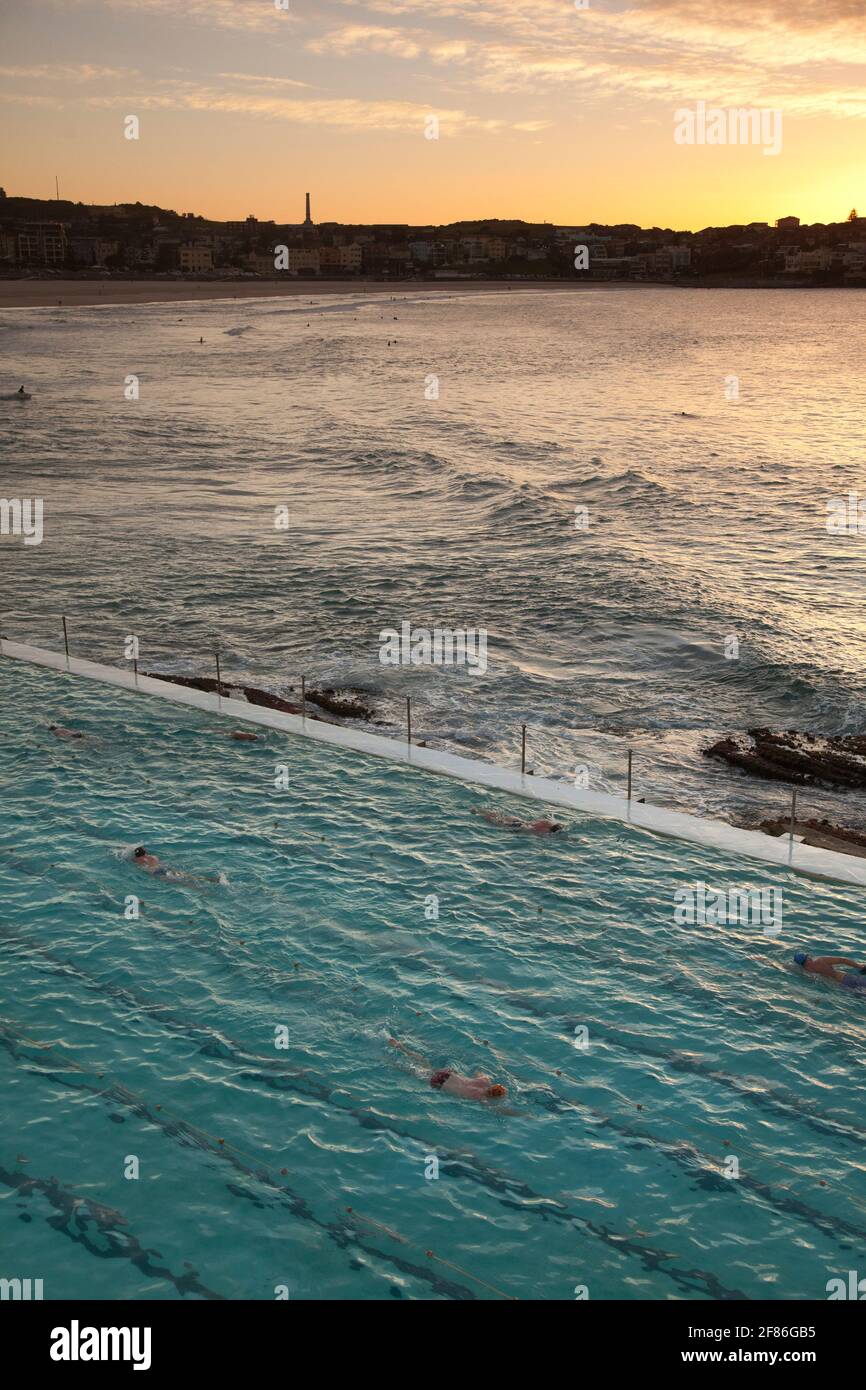 Lever du soleil à la piscine Bondi Icebergs à Bondi, Sydney, Australie Banque D'Images