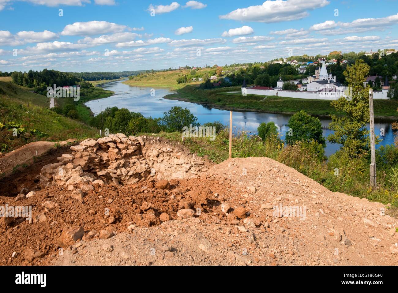 Vue sur le site archéologique sur la rive haute de La Volga dans la ville de Staritsa Banque D'Images