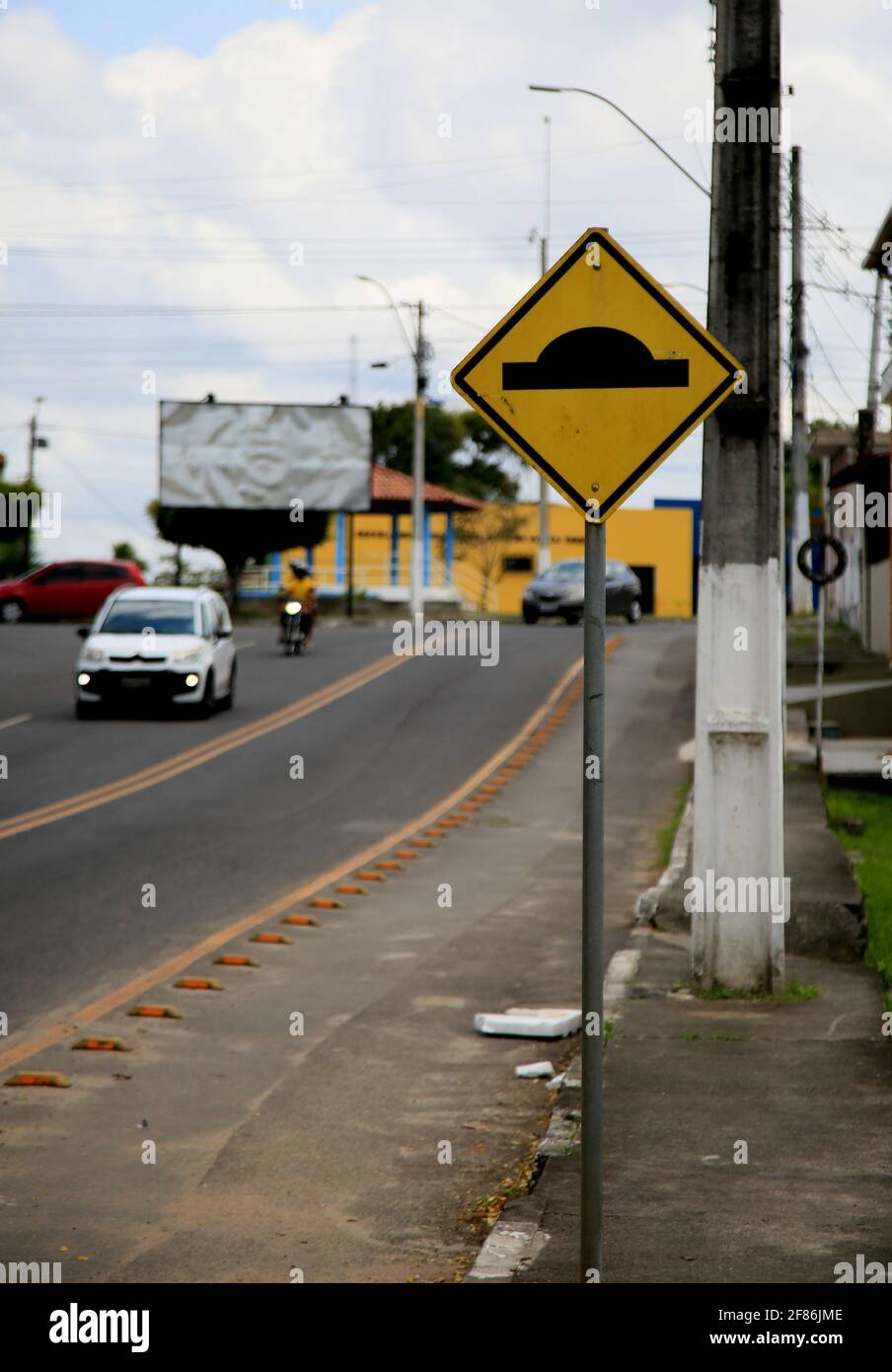 mata de sao joao, bahia / brésil - 7 octobre 2020 : des panneaux de signalisation sont visibles dans la ville de Mata de Sao Joao. Banque D'Images