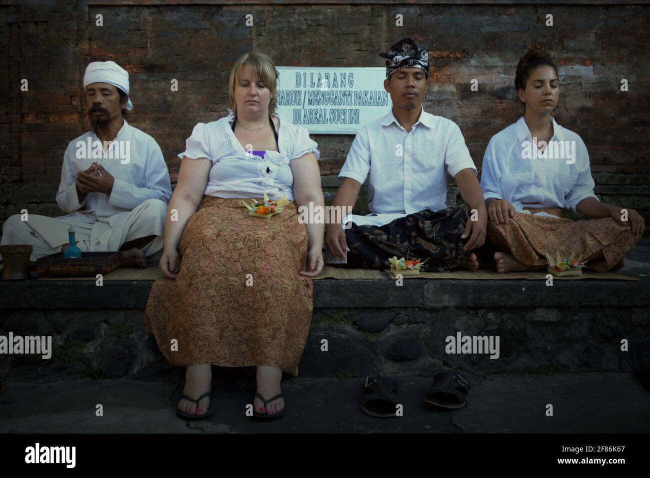 Femmes touristes menant la pratique de méditation avec des gourous de méditation au temple de Tirta Empul à Tampaksiring, Bali, Indonésie. Le tourisme de bien-être est l'une des activités touristiques qui devraient se rétablir, car l'Indonésie prévoit de rouvrir Bali pour le tourisme étranger dans un avenir proche. Banque D'Images
