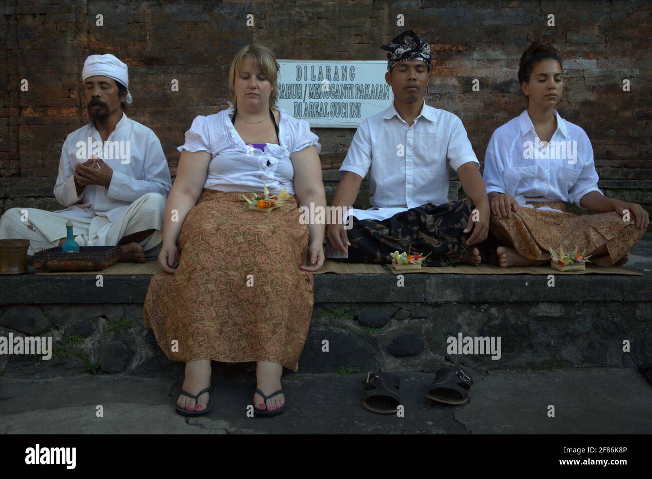 Femmes touristes menant la pratique de méditation avec des gourous de méditation au temple de Tirta Empul à Tampaksiring, Bali, Indonésie. Le tourisme de bien-être est l'une des activités touristiques qui devraient se rétablir, car l'Indonésie prévoit de rouvrir Bali pour le tourisme étranger dans un avenir proche. © Reynold Sumayku Banque D'Images