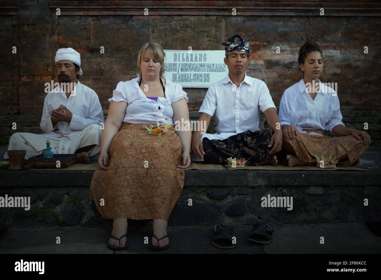 Femmes touristes menant la pratique de méditation avec des gourous de méditation au temple de Tirta Empul à Tampaksiring, Bali, Indonésie. Le tourisme de bien-être est l'une des activités touristiques qui devraient se rétablir, car l'Indonésie prévoit de rouvrir Bali pour le tourisme étranger dans un avenir proche. Banque D'Images