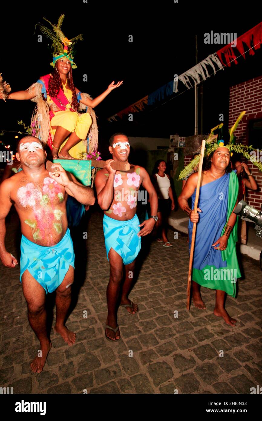 caravelas, bahia / brésil - 13 février 2010: les membres du bloc de carnaval 'umbandaum' sont vus lors d'une présentation dans la ville de caravelas. Banque D'Images