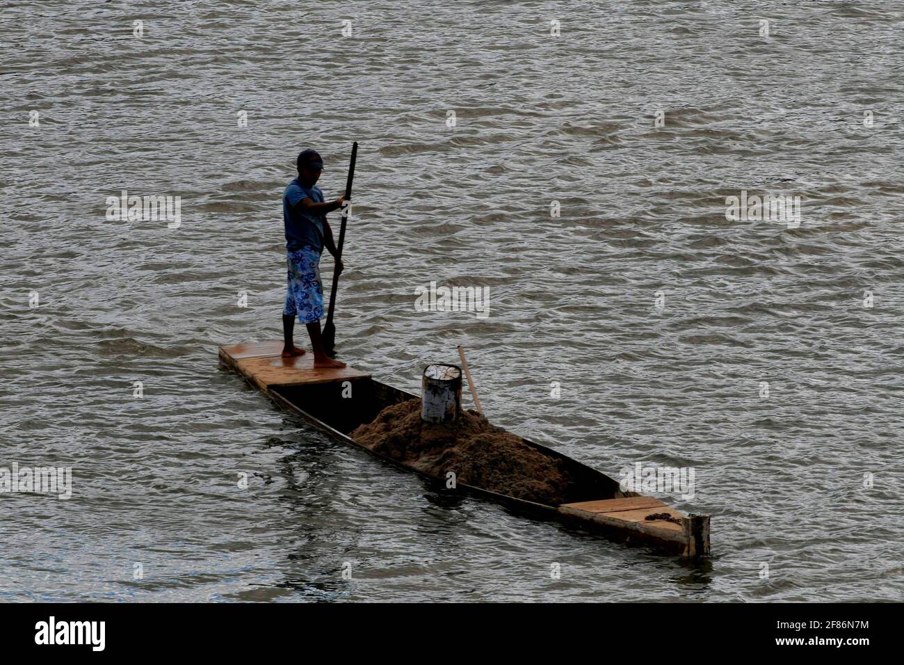 Itamaraju, bahia / brésil - 3 septembre 2008: Le bateau est vu transportant le sable recueilli de la rivière Jucurucu dans la municipalité d'Itamaraju. *** Banque D'Images