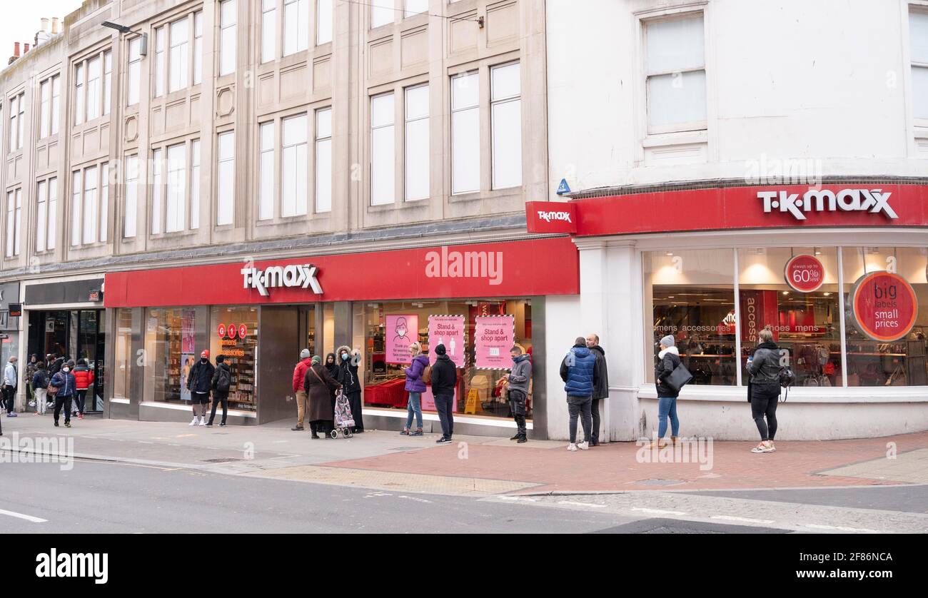 Brighton, Royaume-Uni. 12 avril 2021. Les acheteurs font la queue devant le magasin TKMax à Brighton ce matin, alors que la prochaine étape de l'assouplissement du verrouillage commence en Angleterre, avec des magasins non essentiels qui s'ouvrent pour la première fois en mois : Credit: Simon Dack/Alay Live News Banque D'Images