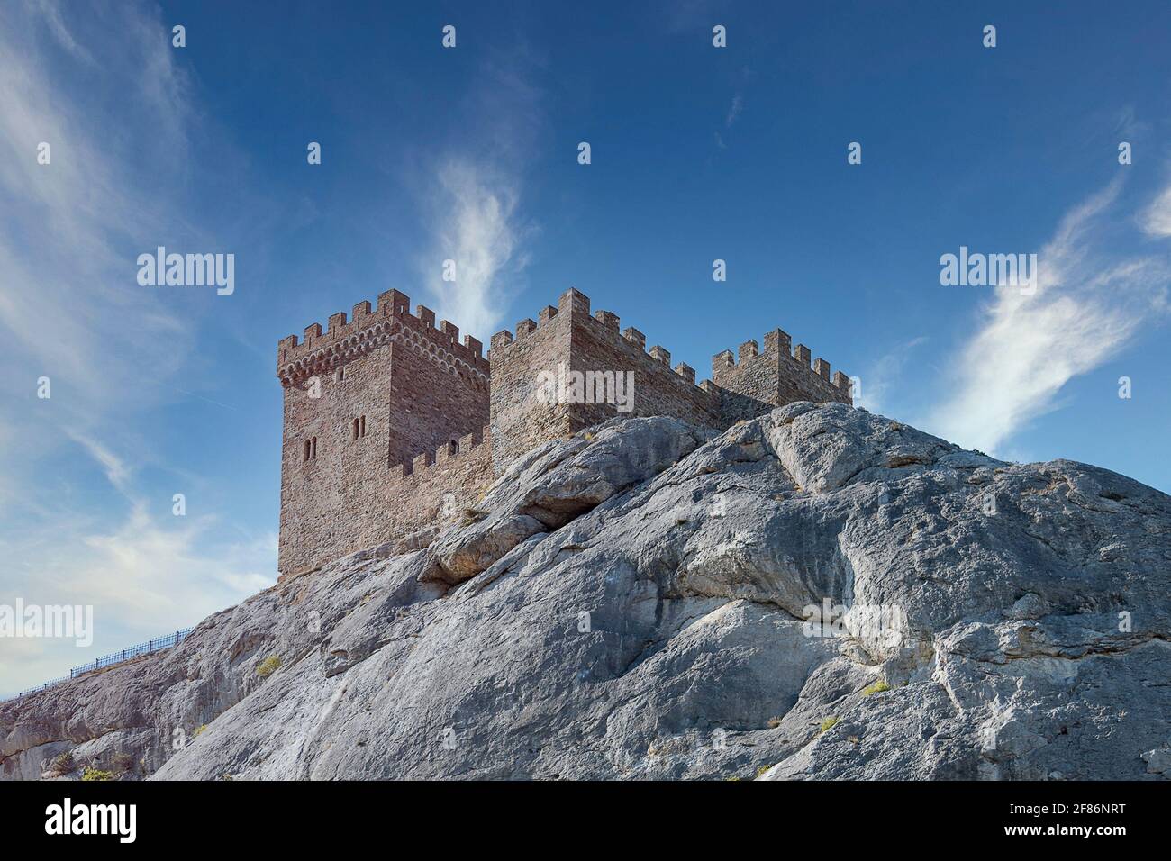 Sudak forteresse génoise. Jour d'été ensoleillé. Belle nature. Crimée, Sudak - 10 octobre 2020. Banque D'Images