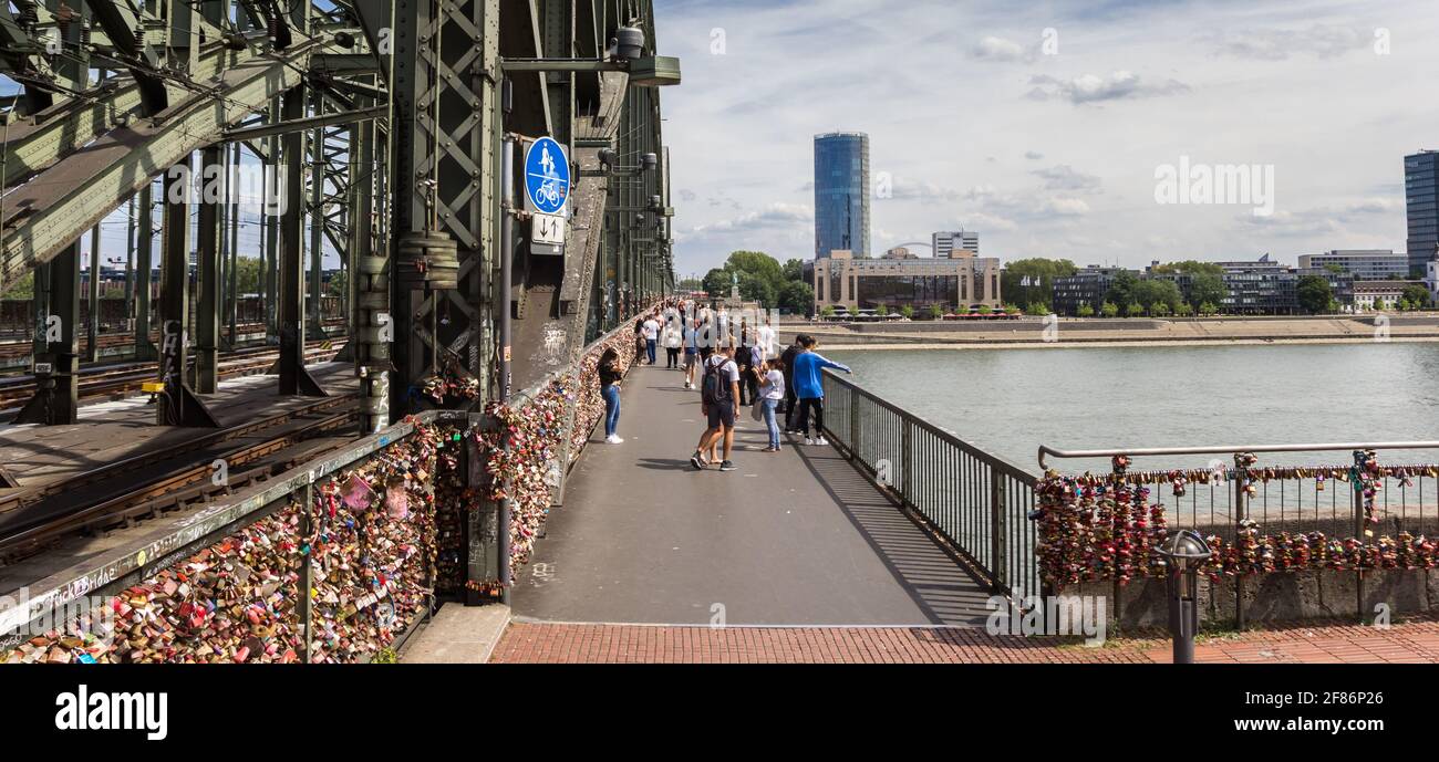 Panorama des personnes traversant le Rhin à Koln, Allemagne Banque D'Images