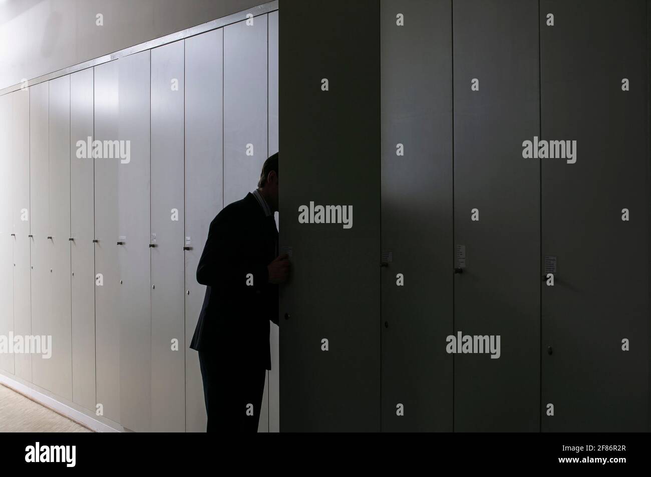 Un homme d'affaires se délarant dans un casier Banque D'Images