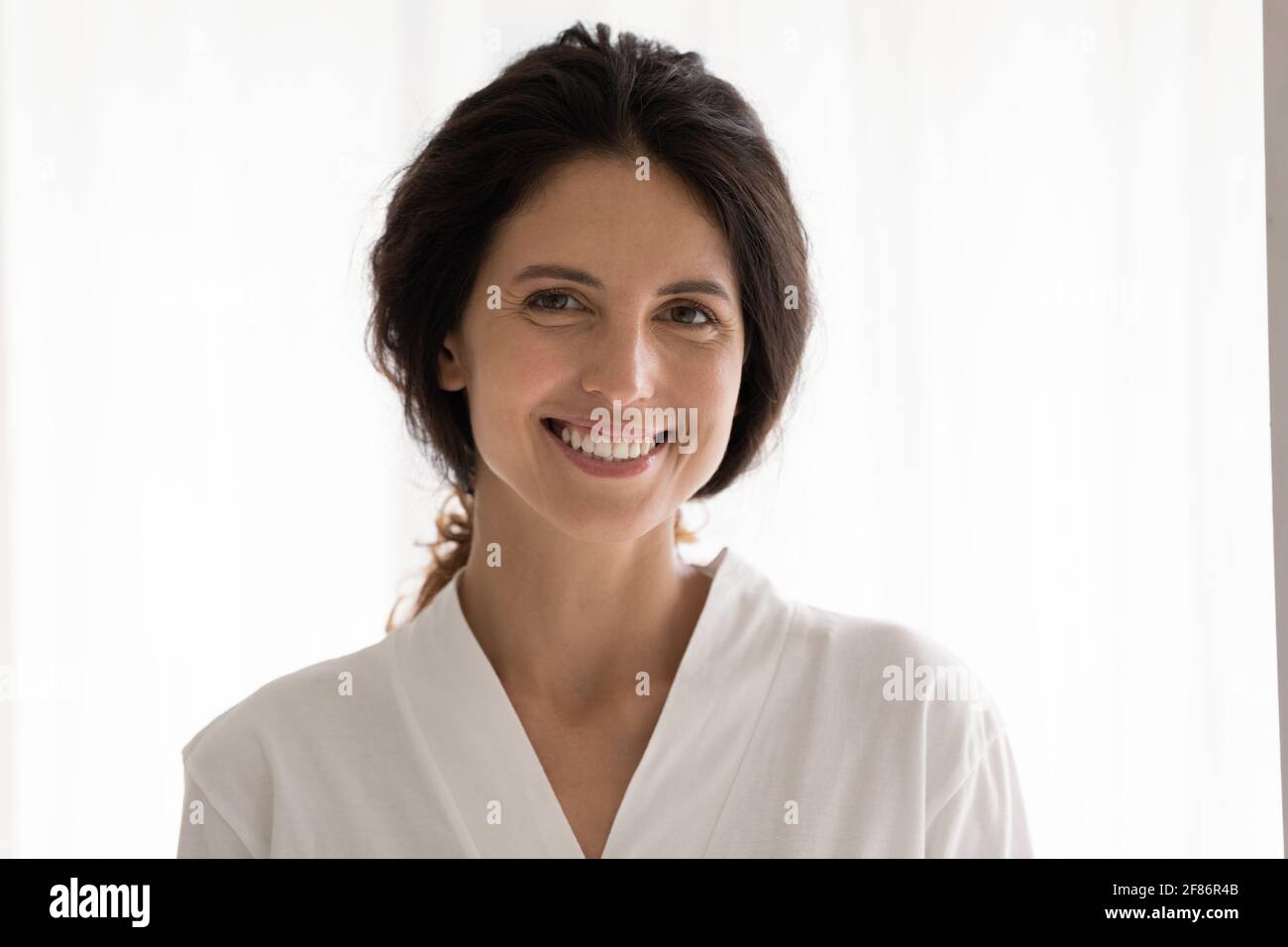 Portrait de tête souriant belle femme avec une peau saine et lisse Banque D'Images