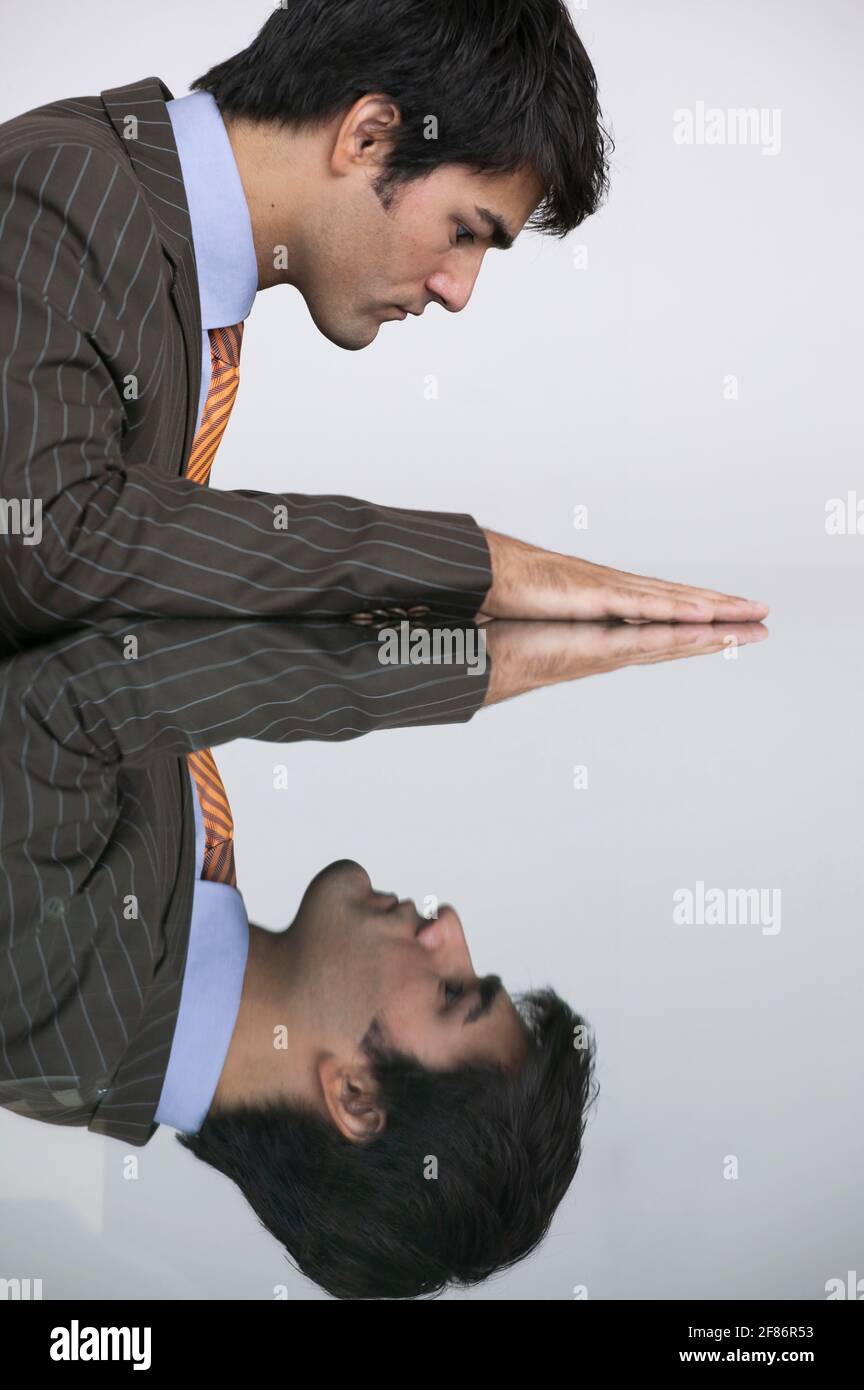 Reflet de l'homme d'affaires dans la table de la salle de conférence Banque D'Images