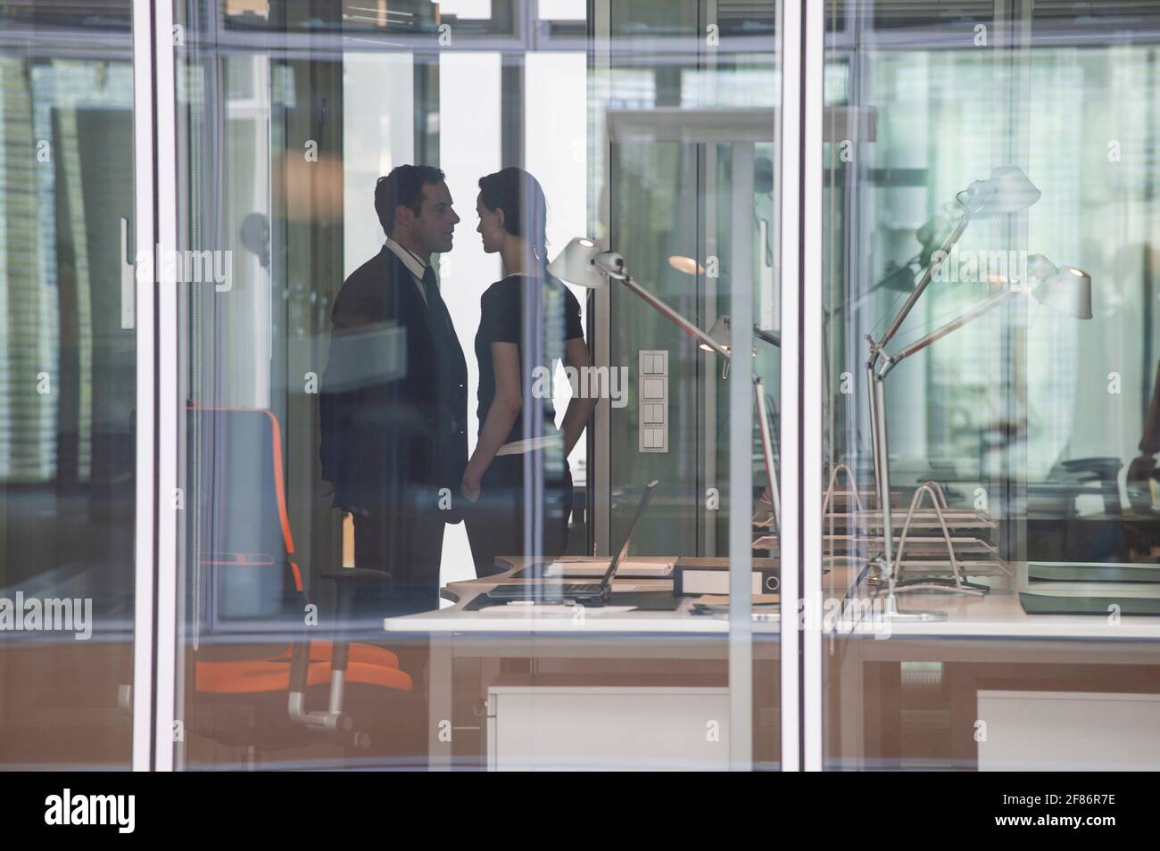 Homme d'affaires et femme d'affaires face à face au bureau Banque D'Images
