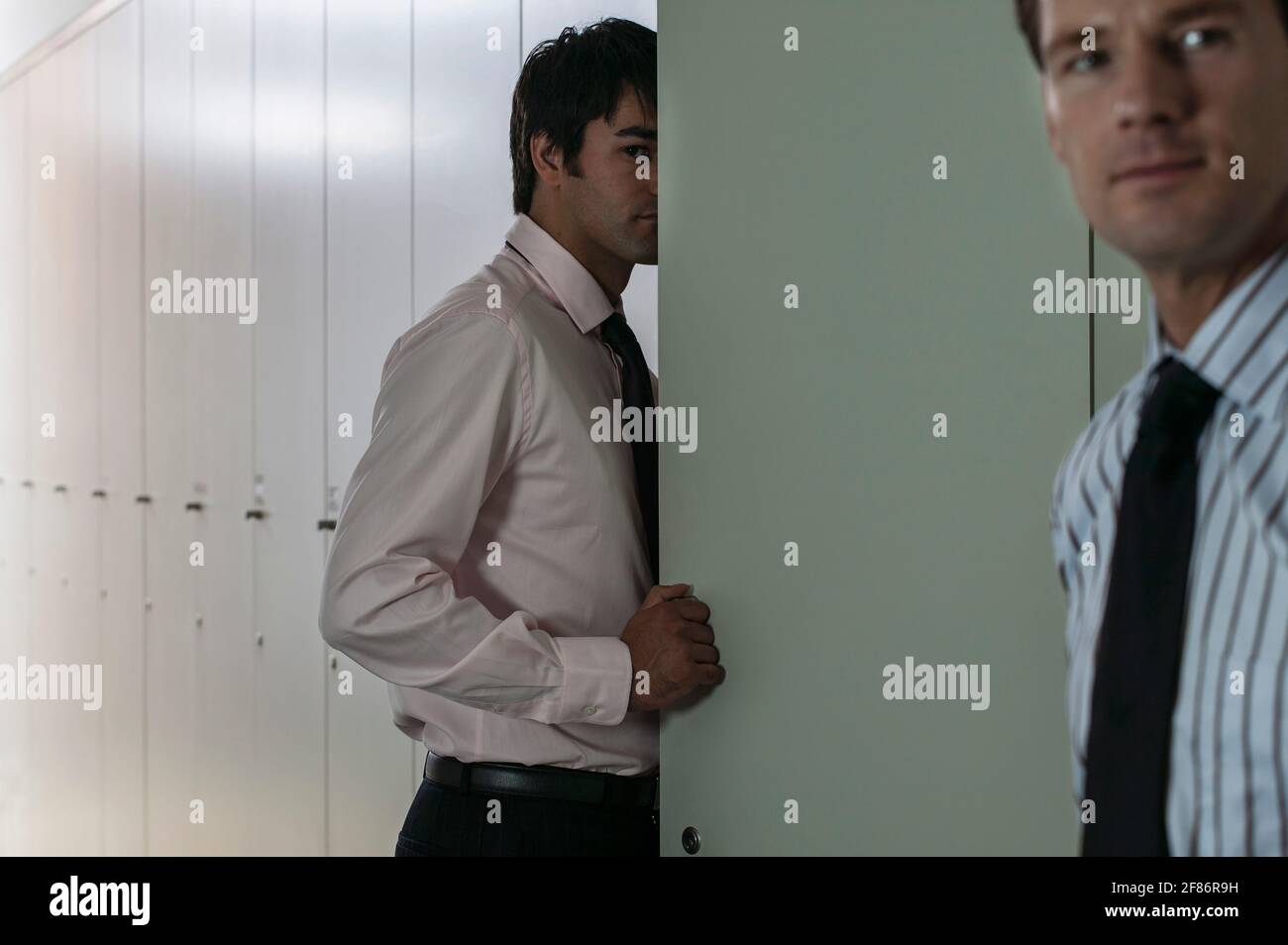 Portrait d'hommes d'affaires suspects à des casiers Banque D'Images