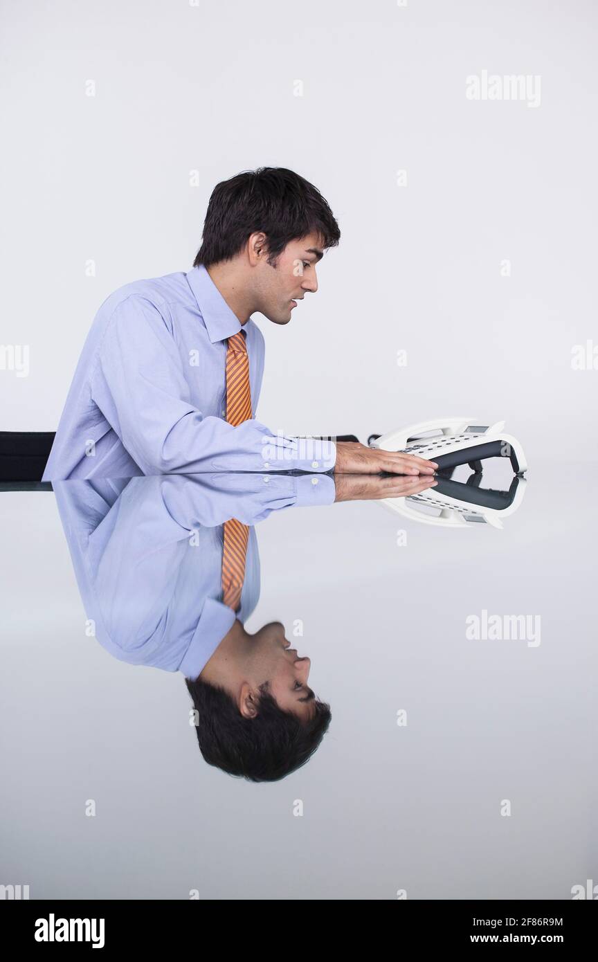 Homme d'affaires parlant au téléphone de conférence dans la salle de conférence Banque D'Images