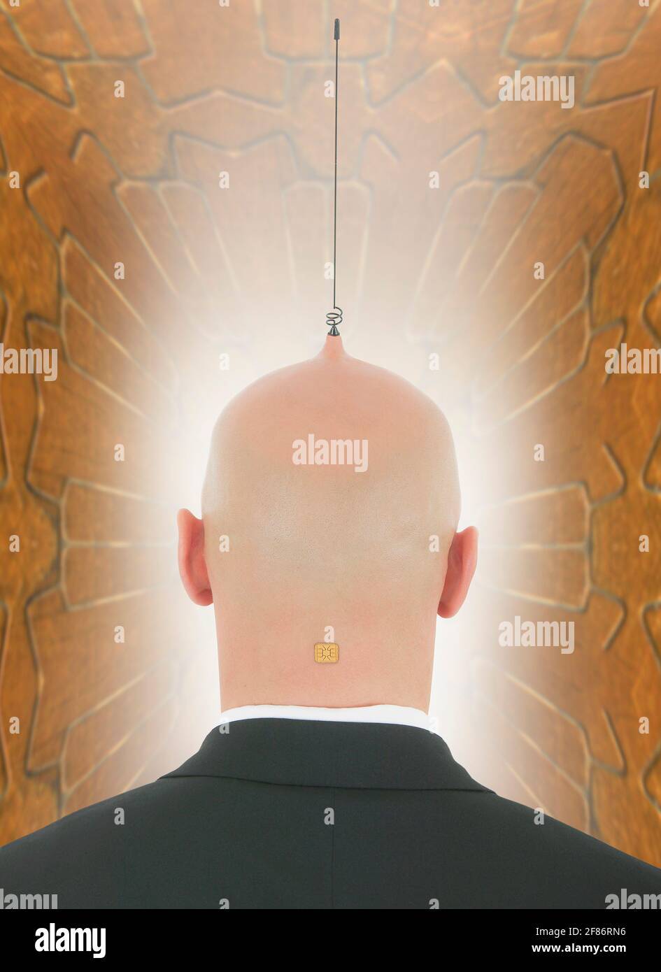 Homme d'affaires avec antenne et puce d'ordinateur dans la tête Banque D'Images