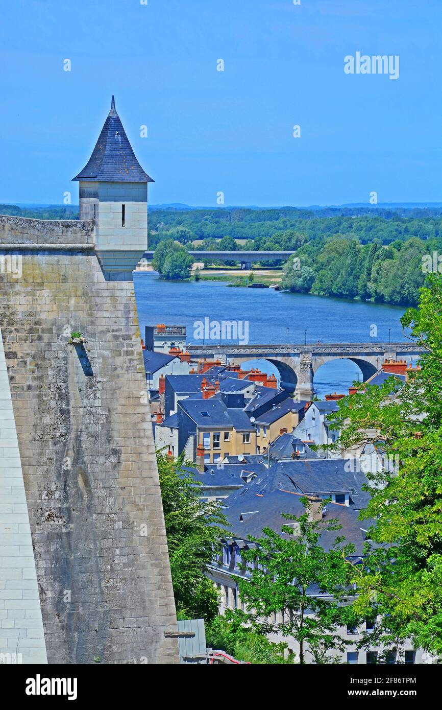 Saumur, Indre-et-Loire, France, 2 juin 2019 : vue aérienne sur la vieille ville et la Loire Banque D'Images