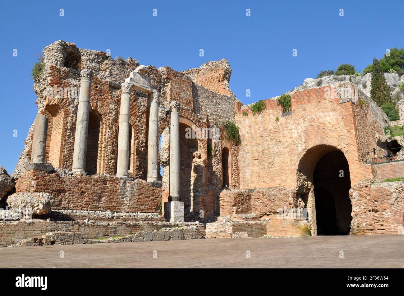 Italie, Sicile, Taormina, l'ancien théâtre grec a été construit au 3ème siècle av. J.-C., dans un magnifique site face au volcan méditerranéen et de l'Etna. Banque D'Images