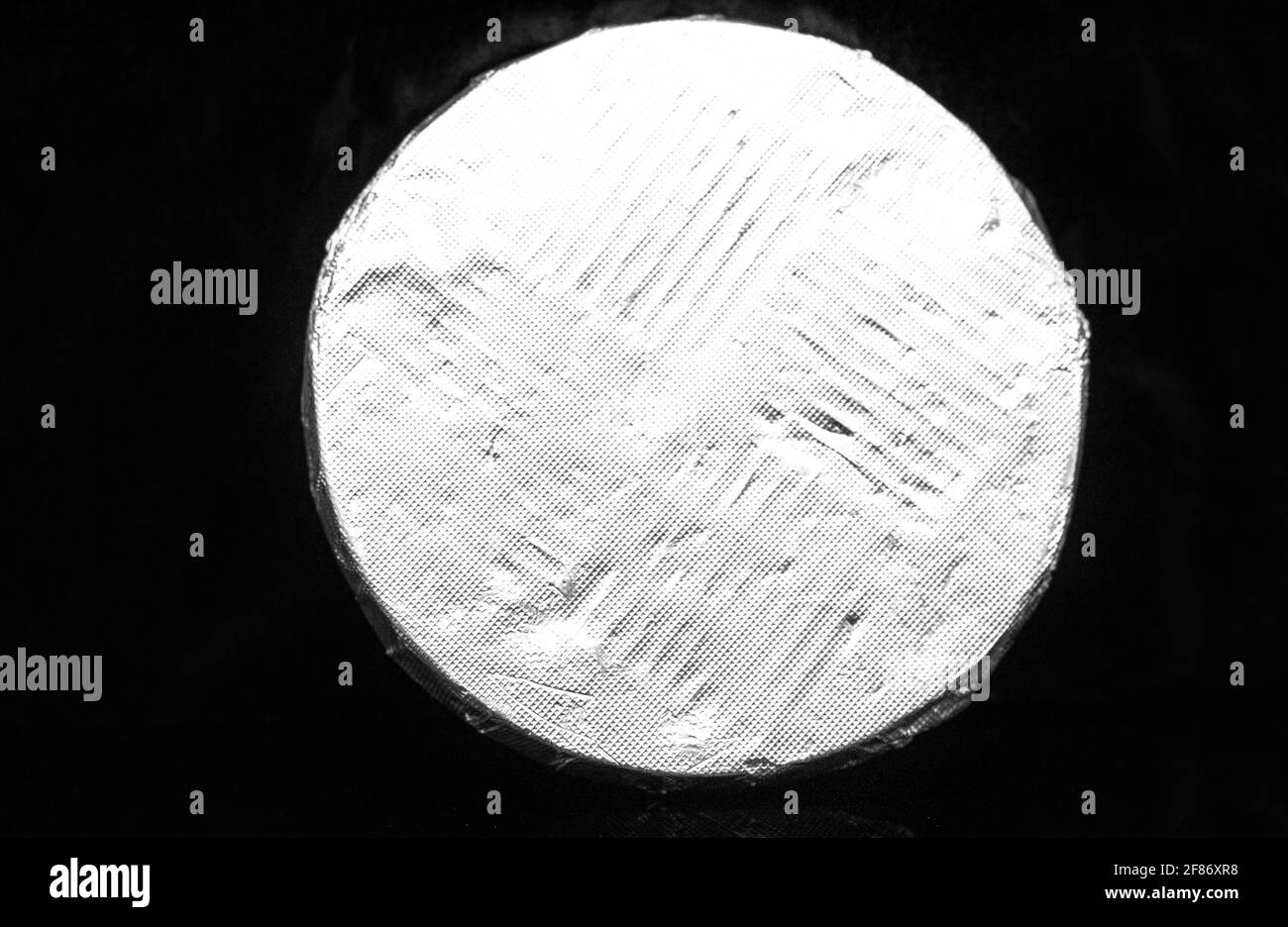 Chocolat en forme de médaille olympique ronde, emballage vide en argent. Banque D'Images