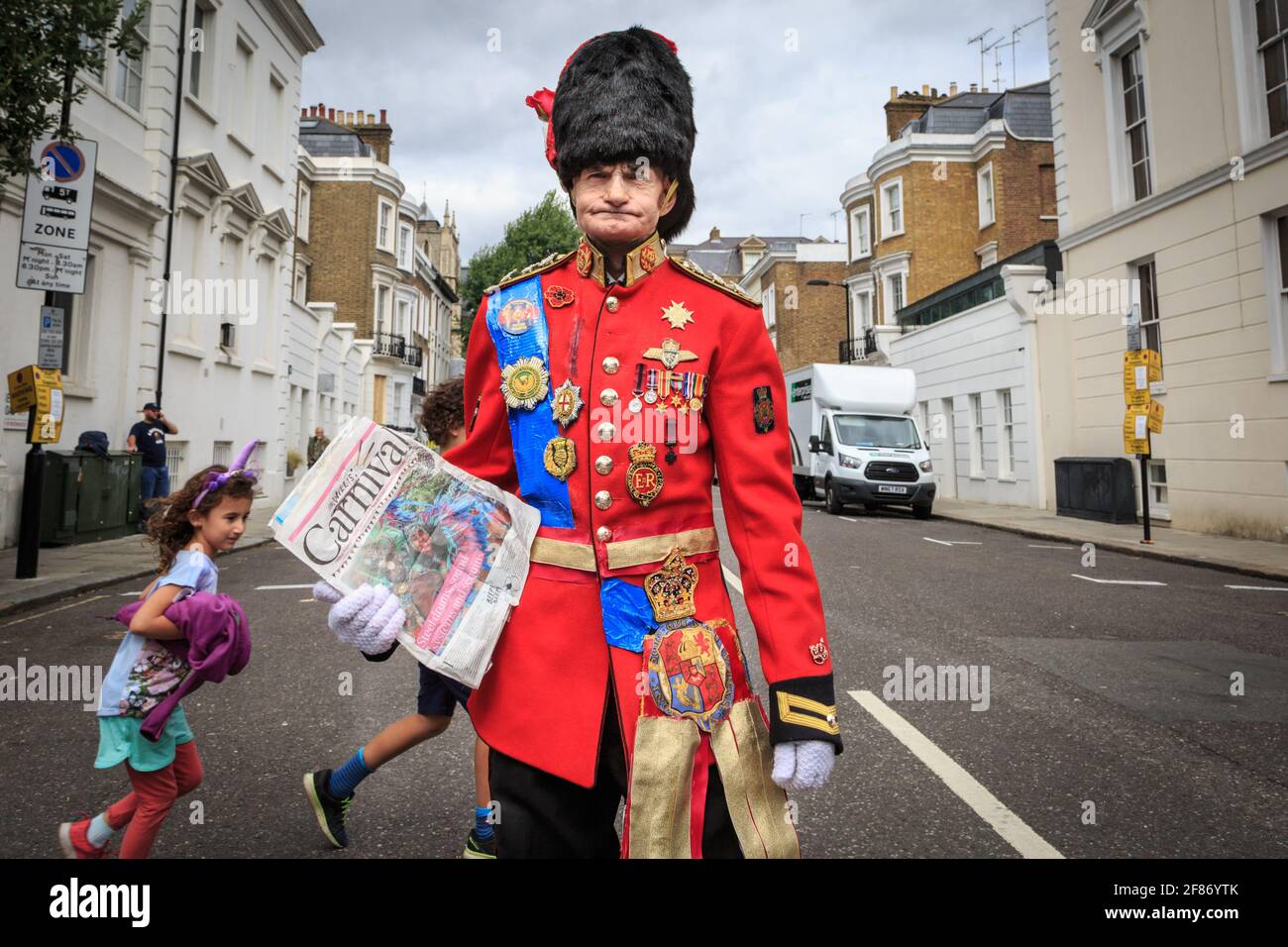 Un homme en costume militaire britannique ressemble à celui de la garde de la reine britannique avec un chapeau en peau d'ours, Notting Hill Carnival, Londres, Royaume-Uni Banque D'Images