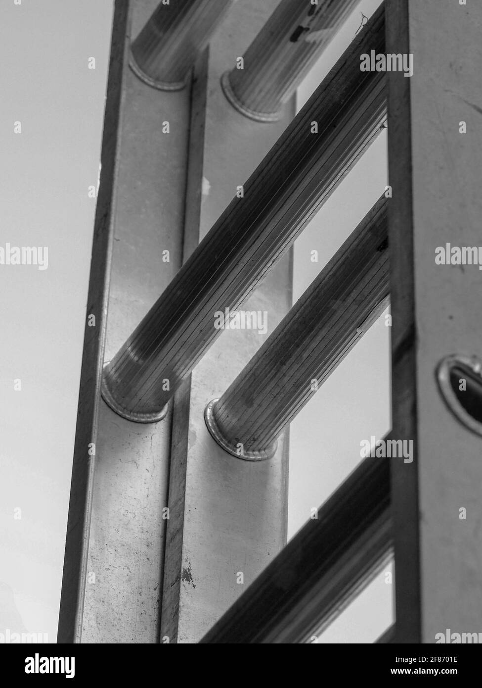 La montée. Une échelle d'extension en métal aluminium pour atteindre les endroits les plus élevés Banque D'Images