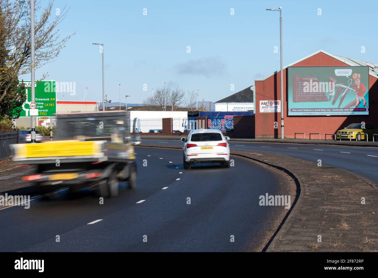 Greenock, Inverclyde, Écosse, Royaume-Uni. 12 avril 2021. PHOTO : un panneau d'affichage électronique géant montre Nicola Sturgeon brandissant une paire de ciseaux géante dans une reconstitution des coupures de son gouvernement aux services de l'hôpital royal d'Inverclyde après avoir promis de les conserver. Scotland Matters lien vers le communiqué de presse: https://www.scotlandmatters.co.uk/inverclyde-hospital-cuts-billboard-by-scotland-matters/ pic Credit: Colin Fisher/Alay Live News Banque D'Images