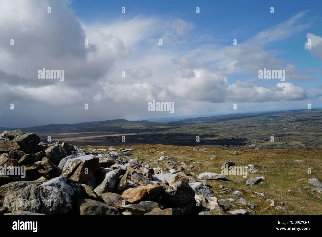 Feel Drygarn Hill fort, Preseli Hills, Pembrokeshire - 3 monticules de pierres (cannettes) d'âge bronze, entouraient les restes d'un fort d'âge de fer Banque D'Images