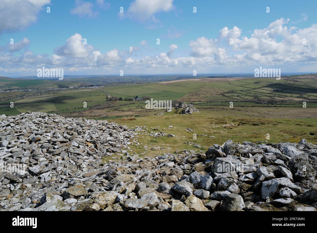 Feel Drygarn Hill fort, Preseli Hills, Pembrokeshire - 3 monticules de pierres (cannettes) d'âge bronze, entouraient les restes d'un fort d'âge de fer Banque D'Images