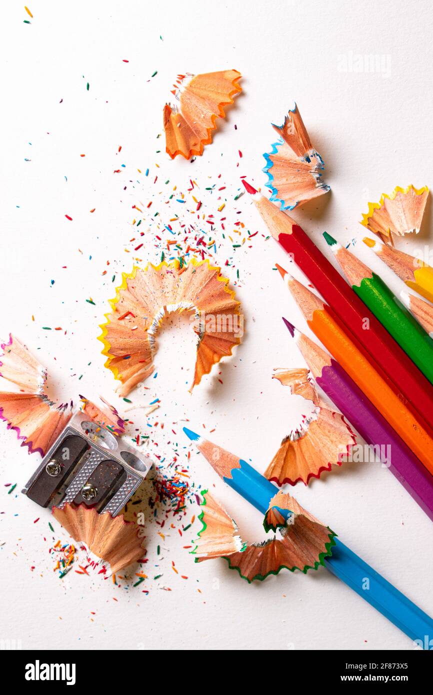 Vue de dessus des crayons de couleur avec copeaux et taille-crayon sur fond  blanc. Vue de dessus Photo Stock - Alamy