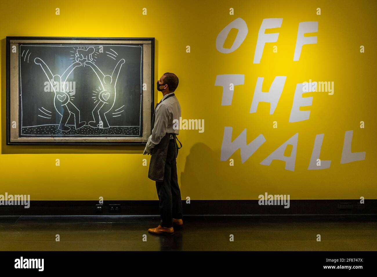 Londres, Royaume-Uni. 12 avril 2021. KEITH HARING, Untitled (Subway Drawing), craie sur deux feuilles de papier jointes posées à bord, dans le support en aluminium original, exécuté vers 1982-1984 - hors du mur: Basquiat à Banksy, une exposition de vente privée. Les préparatifs ont lieu à Christie's, qui s'ouvre à nouveau au public, le dernier confinement du coronavirus continuant à se calmer. Crédit : Guy Bell/Alay Live News Banque D'Images