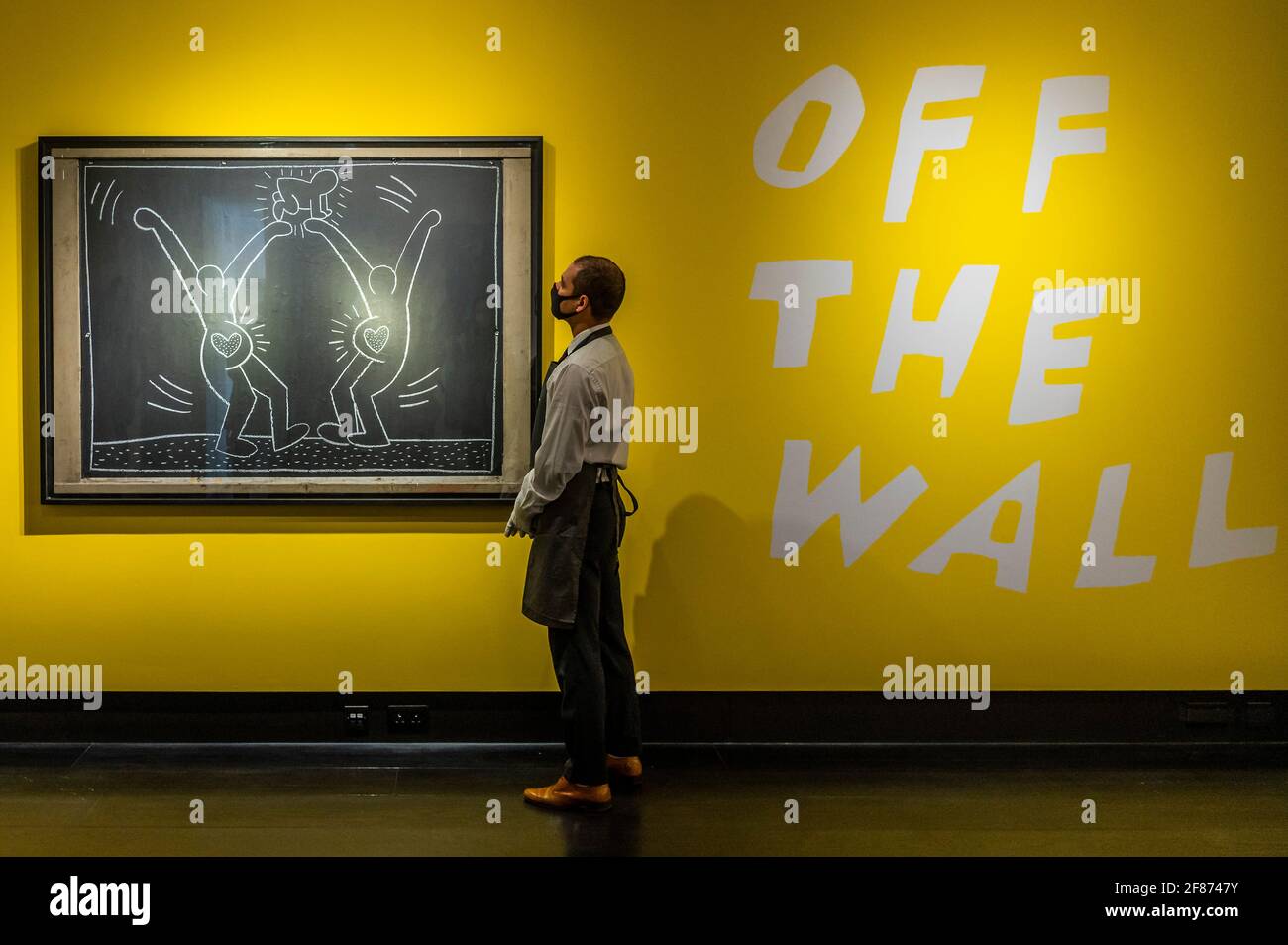 Londres, Royaume-Uni. 12 avril 2021. KEITH HARING, Untitled (Subway Drawing), craie sur deux feuilles de papier jointes posées à bord, dans le support en aluminium original, exécuté vers 1982-1984 - hors du mur: Basquiat à Banksy, une exposition de vente privée. Les préparatifs ont lieu à Christie's, qui s'ouvre à nouveau au public, le dernier confinement du coronavirus continuant à se calmer. Crédit : Guy Bell/Alay Live News Banque D'Images