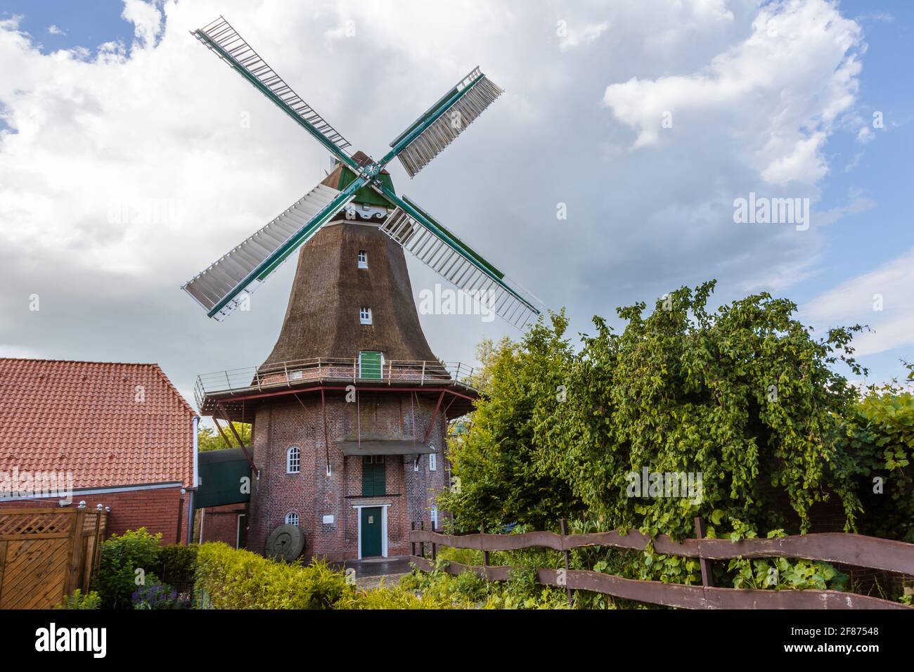 Peldemuehle Jemgum, moulin à vent historique en Frise orientale, Basse-Saxe, Allemagne Banque D'Images