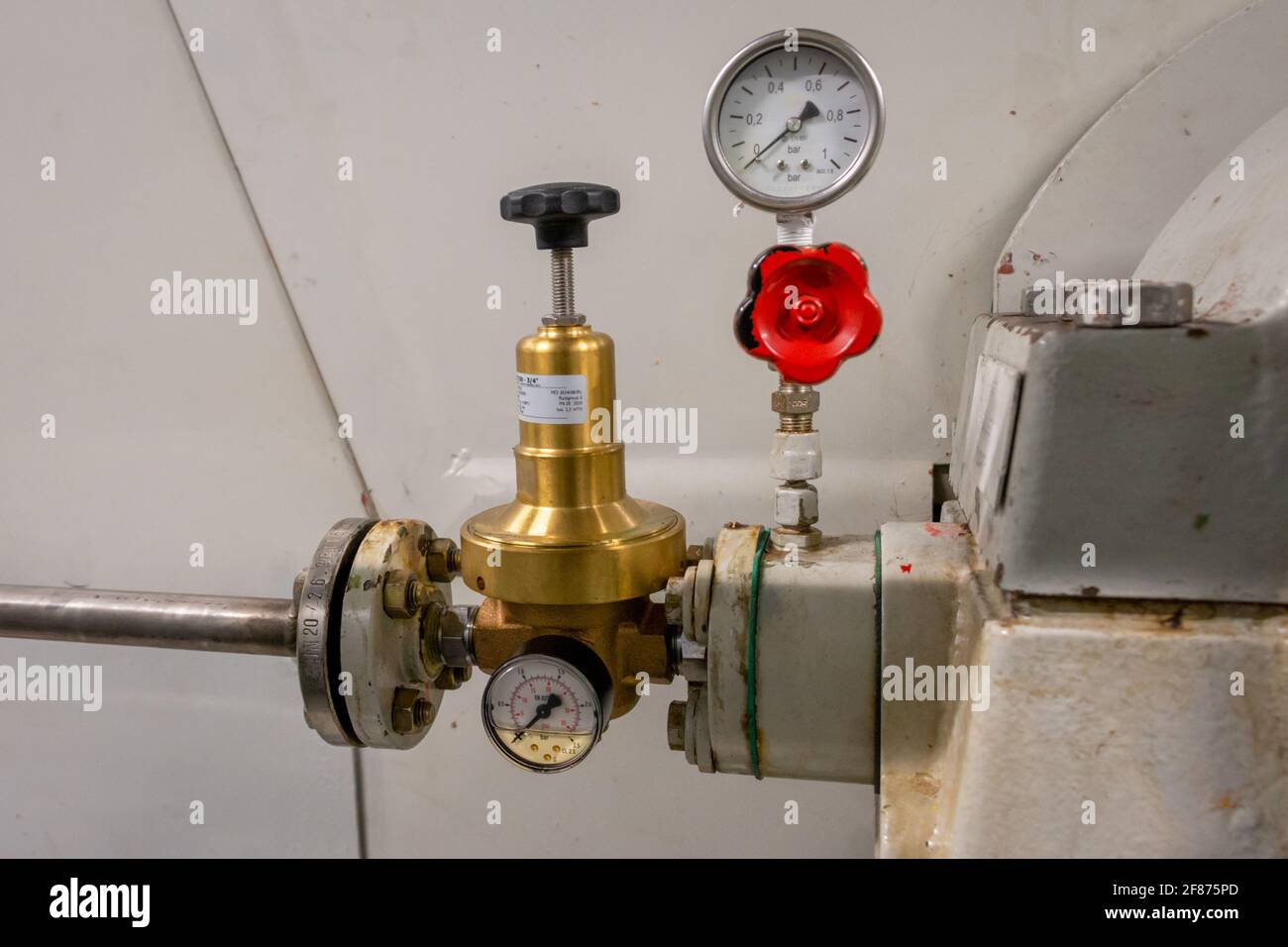 Ancien régulateur de pression industriel à réglage manuel, destiné à régler la pression à une valeur fixe. Banque D'Images