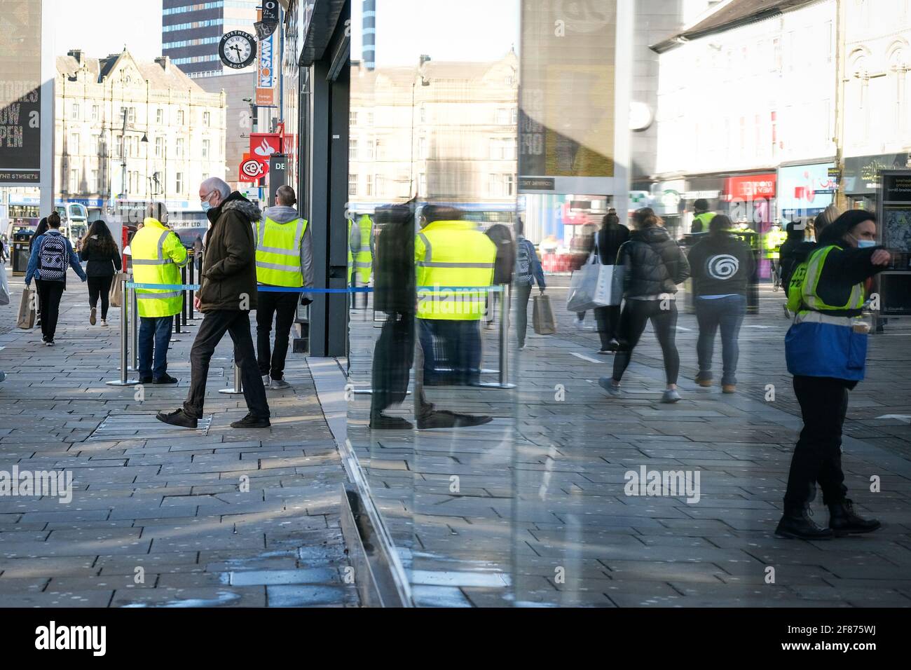 Newcastle, Royaume-Uni. 12 avril 2021. Les acheteurs enthousiastes retournent dans les rues de Newcastle-upon-Tyne alors que les magasins non essentiels rouvrent alors que le Royaume-Uni les soulage et se sort des restrictions de Covid-19. Crédit : Thomas Jackson/Alay Live News Banque D'Images