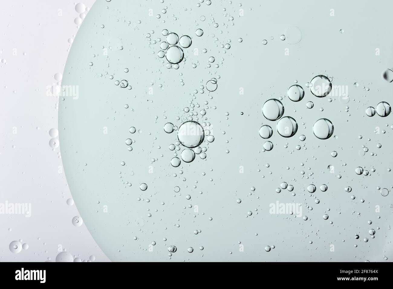 Bulles d'huile circulaires ou globules à la surface d'un liquide transparent vu d'en haut dans un résumé aléatoire répétition dans une vue plein cadre pour Banque D'Images