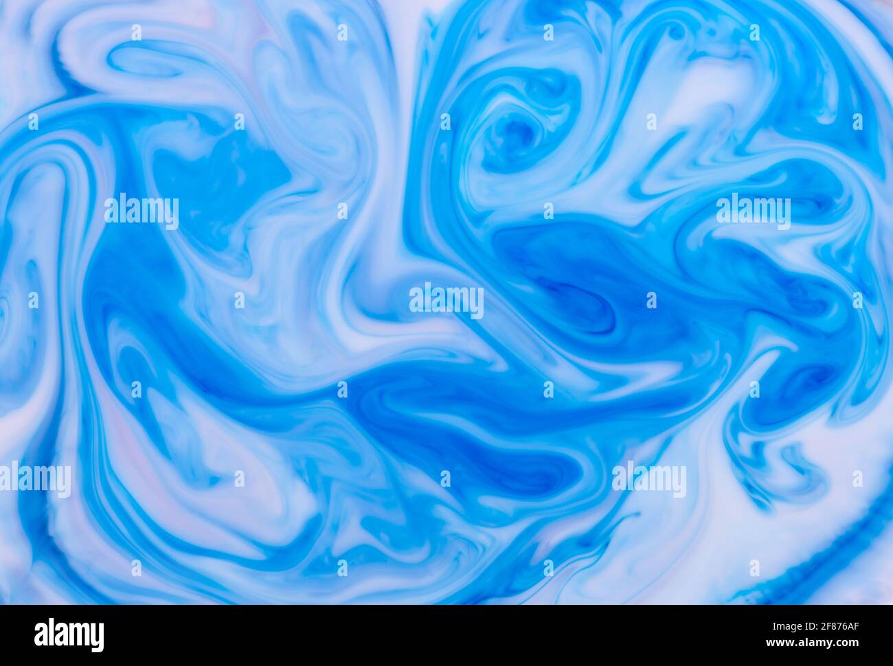 Arrière-plan abstrait des vagues d'encre bleue tourbillonnantes dans l'eau formant un motif monochromatique fluide artistique pour une utilisation en tant que modèle de conception Banque D'Images