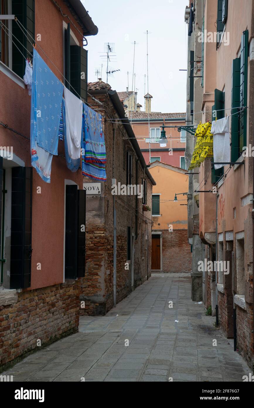 Linge bleu et jaune suspendu dans les maisons Banque D'Images