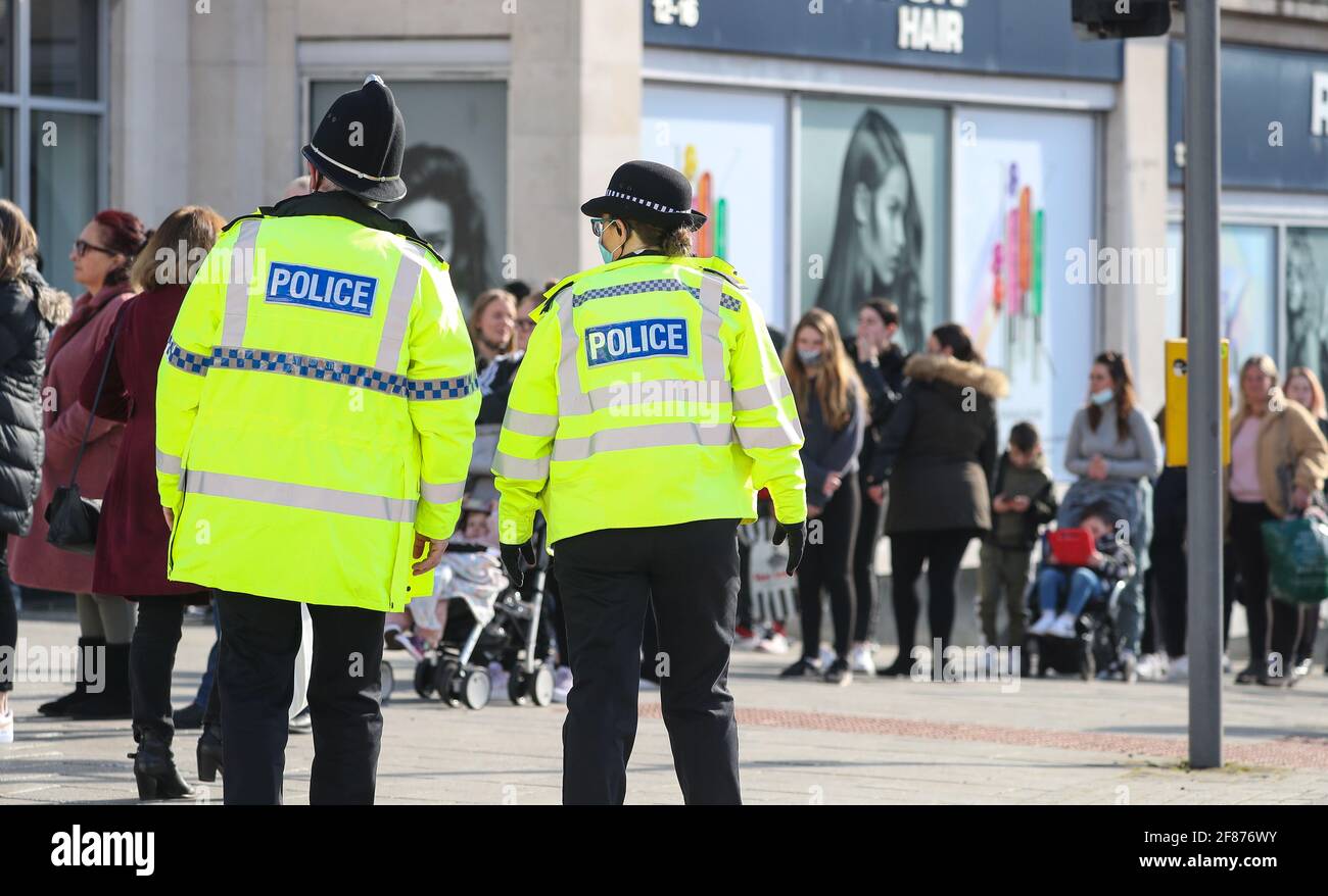 Des policiers du Hampshire patrouillent dans Southampton High Street. Banque D'Images