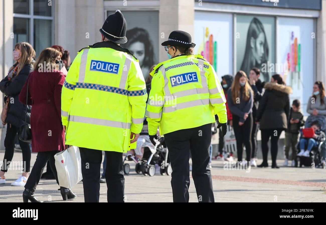 Des policiers du Hampshire patrouillent dans Southampton High Street. Banque D'Images