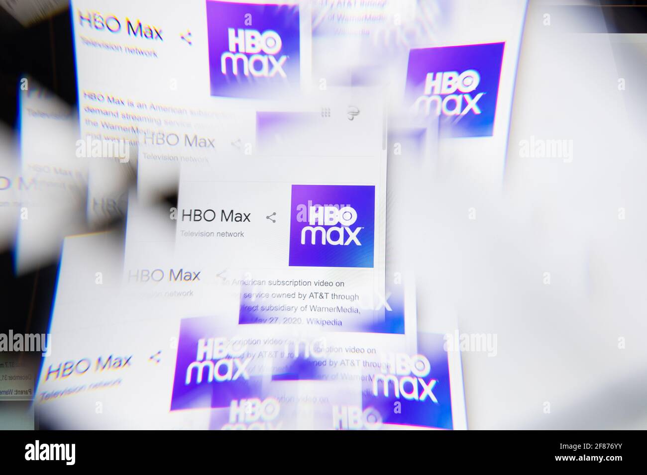 Milan, Italie - 10 AVRIL 2021 : logo HBO max HBOmax sur écran d'ordinateur portable vu à travers un prisme optique. Illustration de l'image éditoriale de HBO max HBOmax nous Banque D'Images