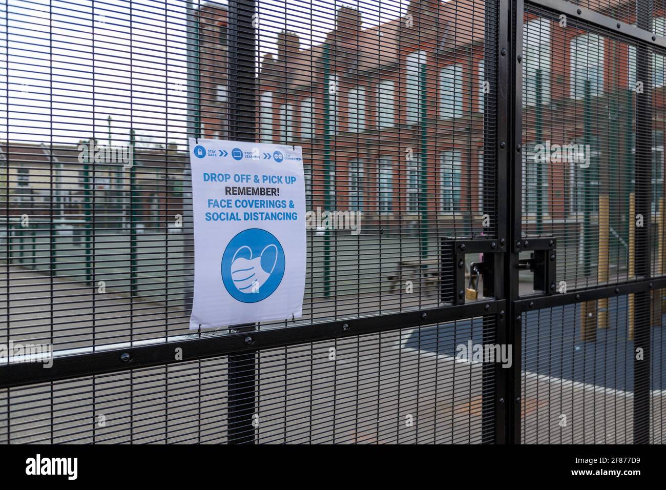 Un panneau sur les portes d'une école britannique montrant le a réglé lors de l'abandon des enfants pendant la pandémie du coronavirus Banque D'Images