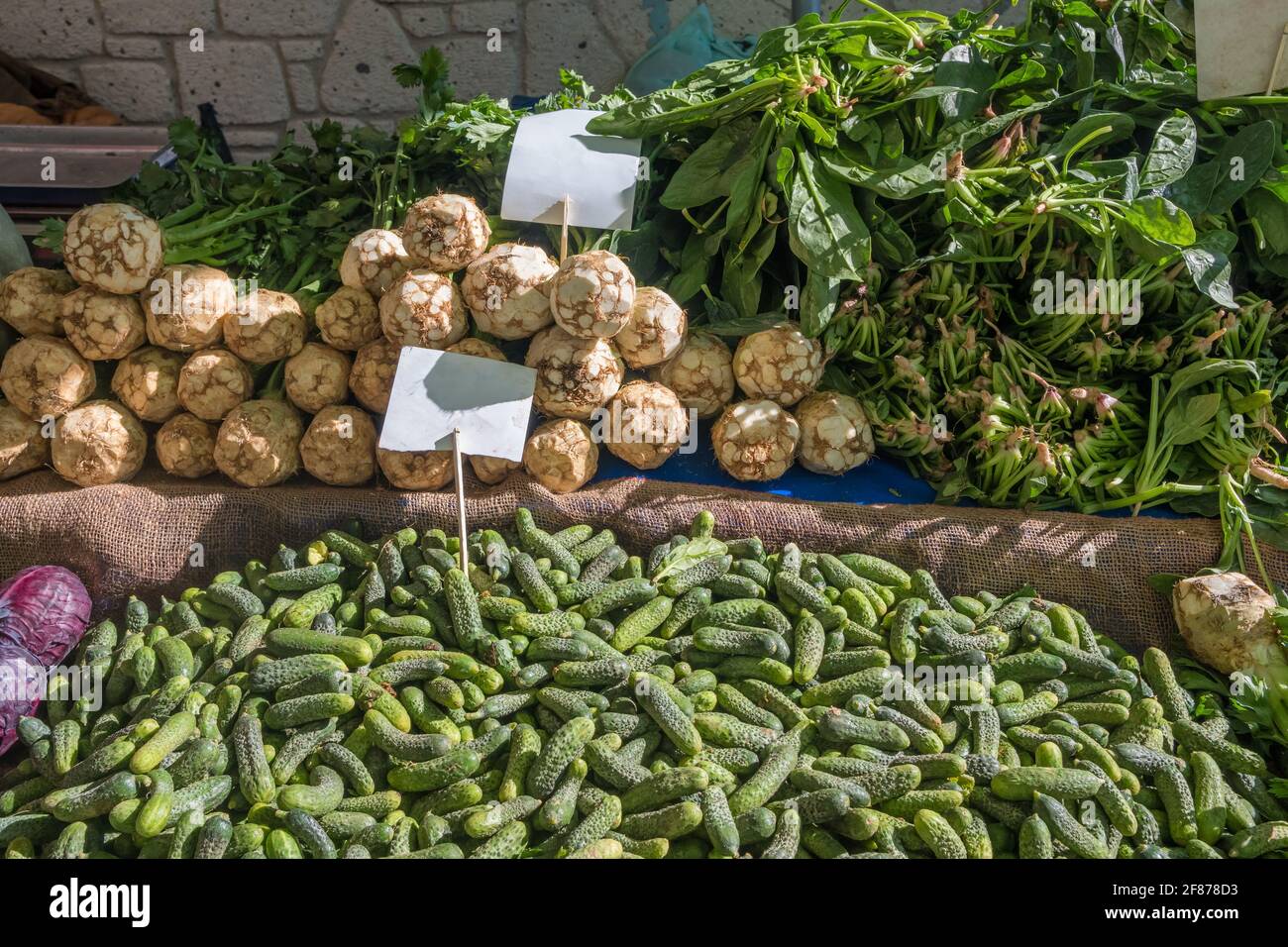 Variété de légumes frais sur le marché local en Turquie Banque D'Images