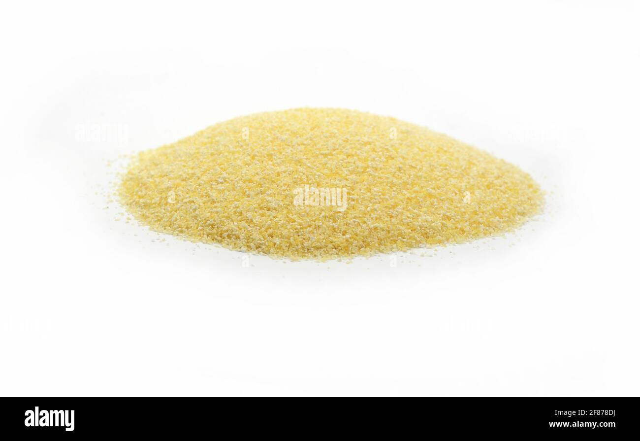 Polenta ou farine de maïs isolée sur fond blanc. Tas de semoule de maïs isolée sur fond blanc