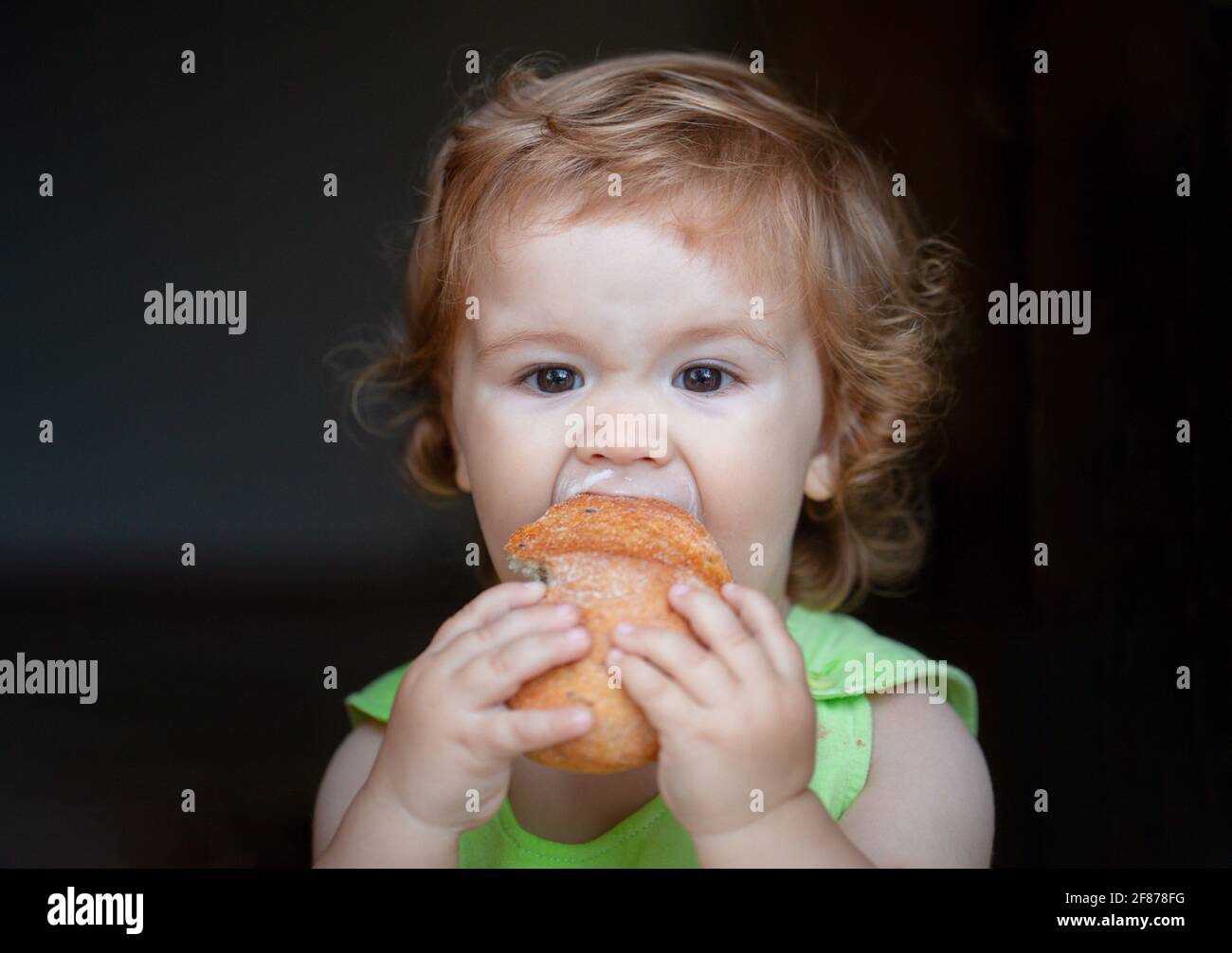 Portrait De Bebe Drole Avec Du Pain Dans Ses Mains Manger Mignon Petit Enfant Repas Sandwich Concept D Auto Alimentation Photo Stock Alamy