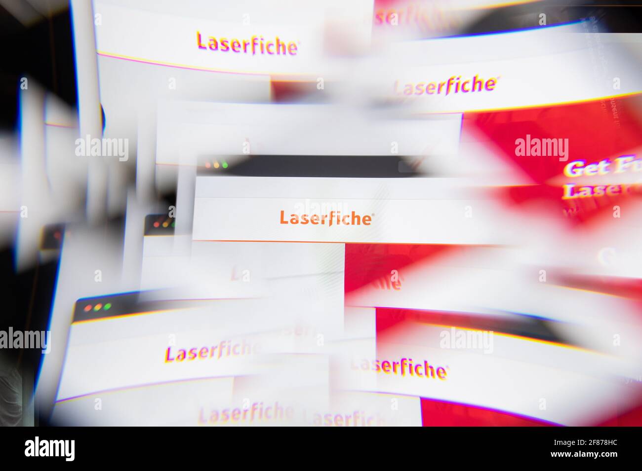 Milan, Italie - 10 AVRIL 2021 : logo LaserFiche sur écran d'ordinateur portable vu à travers un prisme optique. Image éditoriale d'illustration du site Web de Laserfiche. Banque D'Images