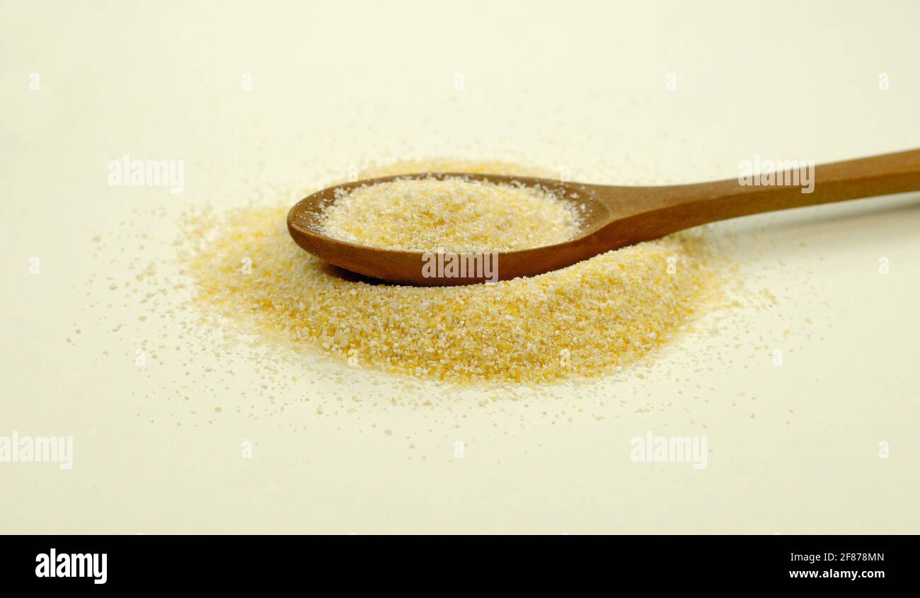 Polenta ou farine de maïs isolée sur fond blanc. Tas de semoule de maïs isolée sur fond blanc